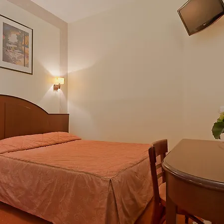 Le Faubourg Opera Hotel 2*